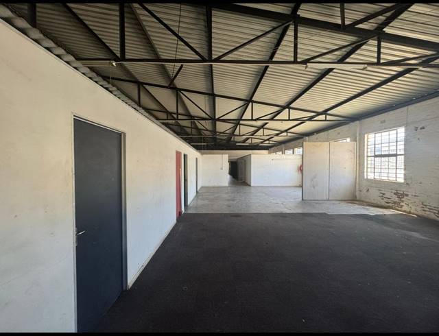 1,400M² WAREHOUSE FOR SALE IN LEA GLEN